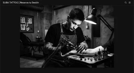 Estudio privado de tatuaje, ambiente oscuro y herramientas profesionales en hormigón visto
