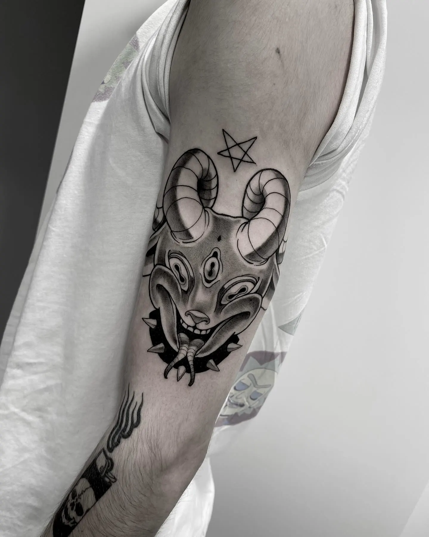 Tatuaje dark art de Baphomet con pentagrama en la pierna