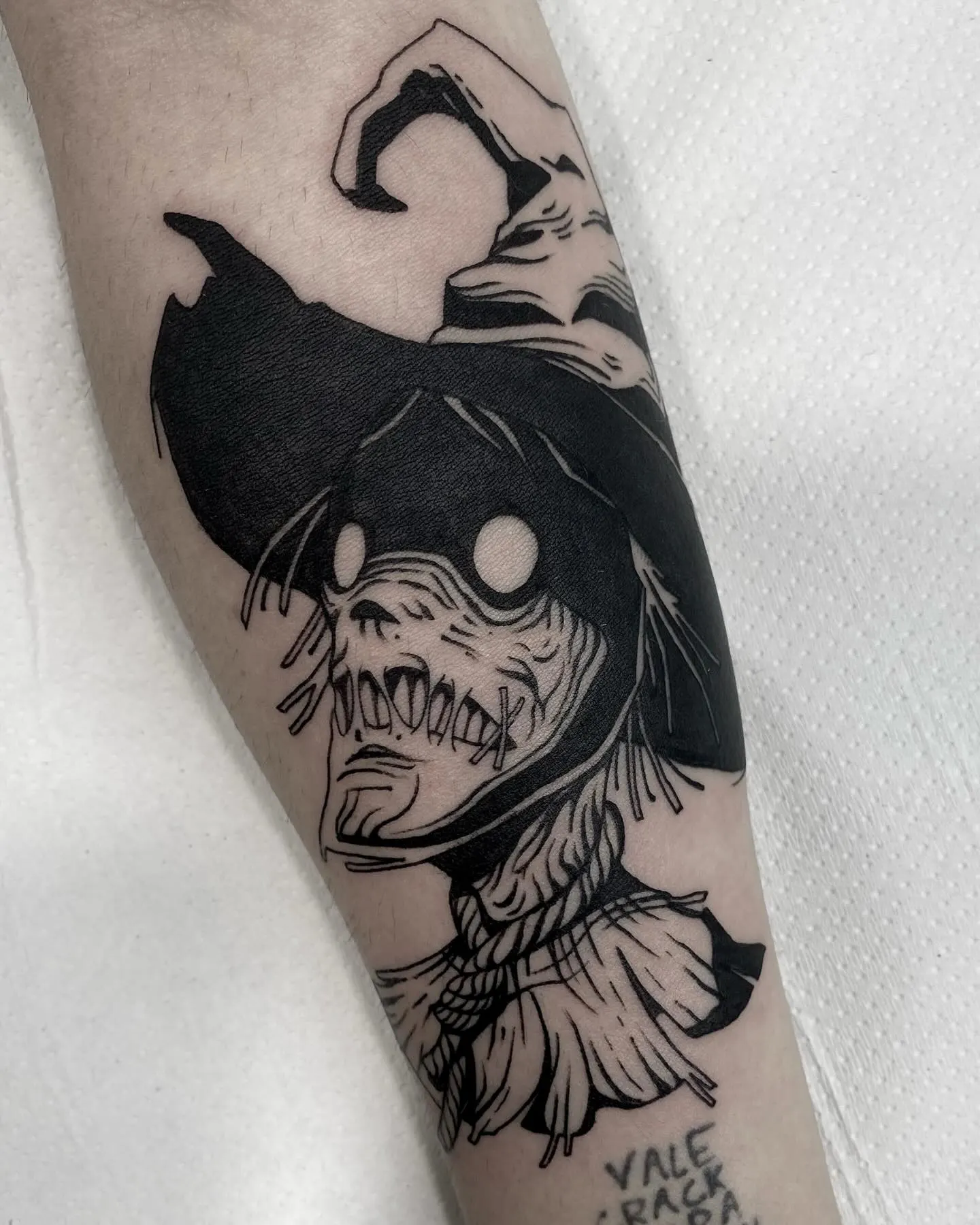 Tatuaje dark art de espantapájaros con sombreado atmosférico en el muslo