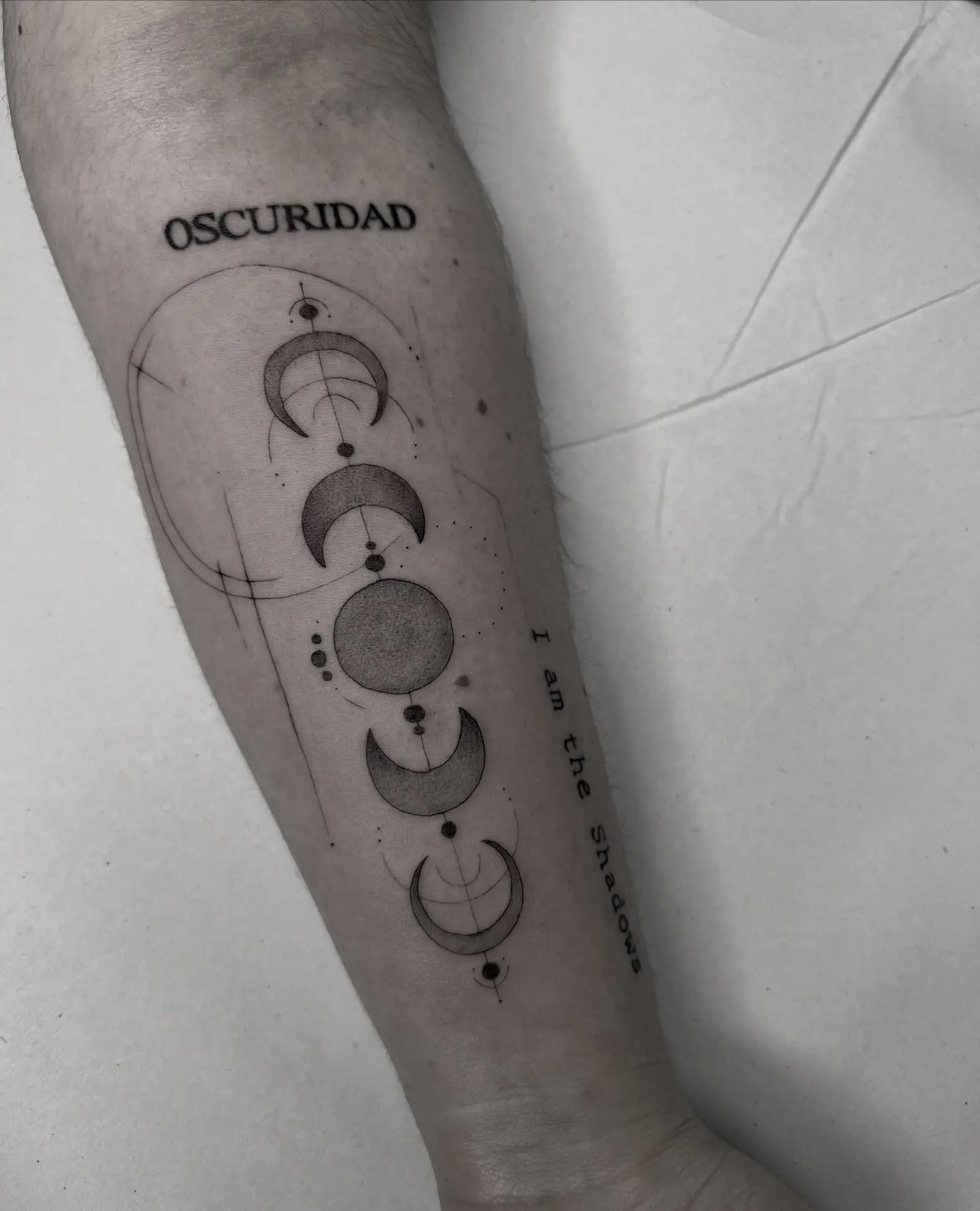 Tatuaje geométrico de koala entre flores con formas poligonales y color en el muslo